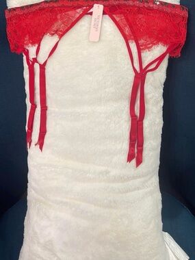 Victoria's Secret Red Lace Garter Belt. shine strap new with tags size m/l